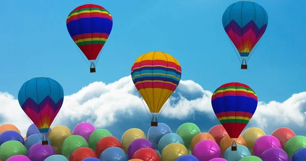 Sıcak Hava Balonları Mavi Arkaplandaki Bulutların Üzerinde Renkli Balon Dizilerinin — Stok fotoğraf