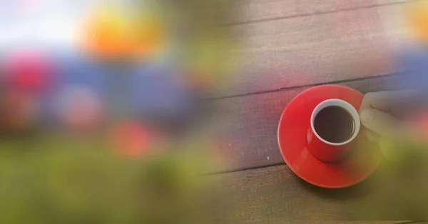 Composición Mujer Sosteniendo Taza Roja Café Sobre Superficie Madera Con — Foto de Stock