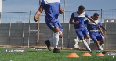 Futbol oyuncuları üzerinde afiş asılan sosyal medya metinlerinin animasyonu. küresel çevrimiçi iletişim, dijital arayüz ve teknoloji konsepti dijital olarak oluşturulmuş video.