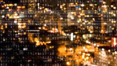 Arka planda şehir manzarası üzerinde ikili kodlama animasyonu. küresel ağlar, bağlantılar ve teknoloji konsepti dijital olarak oluşturulmuş video.