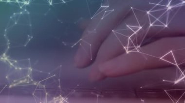 Arka planda bilgisayar klavyesinde yazan kadın üzerindeki bağlantı ağlarının animasyonu. küresel ağlar, bağlantılar ve teknoloji konsepti dijital olarak oluşturulmuş video.