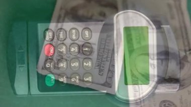 Kumarhane fişleri ödeme terminalinde dönen Amerikan dolarlarının animasyonu. küresel işletme ve finans kumar konsepti dijital olarak üretilen video.