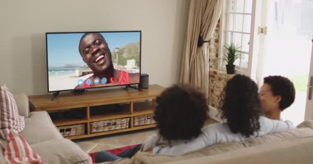 Afrikanische Amerikanische Familie Sitzt Auf Dem Sofa Und Macht Videoanrufe — Stockvideo