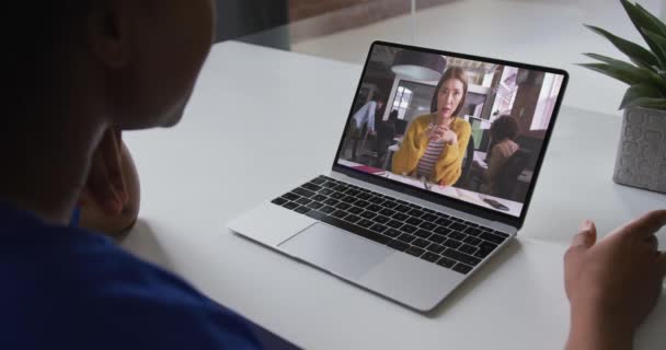 Midden Een Afro Amerikaanse Vrouw Die Een Videogesprek Heeft Laptop — Stockvideo