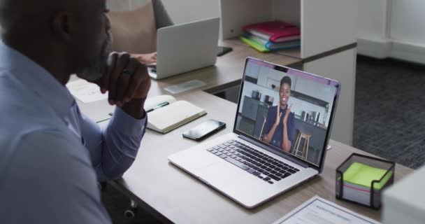 Der Afroamerikanische Geschäftsmann Sitzt Schreibtisch Und Telefoniert Laptop Mit Einer — Stockvideo