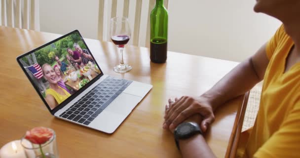 Gemengde Race Man Zit Aan Tafel Met Behulp Van Laptop — Stockvideo