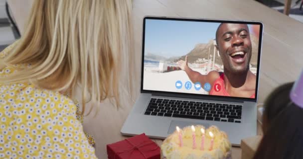 Madre Figlia Caucasica Che Festeggiano Compleanno Mentre Fanno Una Videochiamata — Video Stock