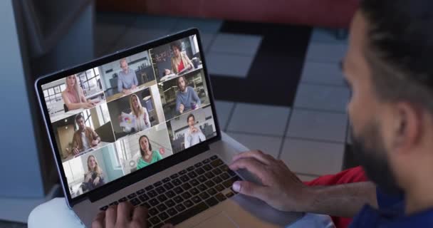 Mellanösterns Man Har Videokonferens Med Kontorskollegor Laptop Affärs Professionalism Och — Stockvideo
