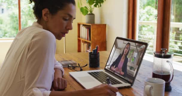 Femme Affaires Métisse Assise Bureau Utilisant Ordinateur Portable Ayant Appel — Video