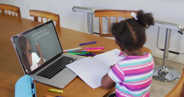 Afričanky Americká Dívka Sedí Stolem Pomocí Notebooku Line Školní Lekci — Stock video