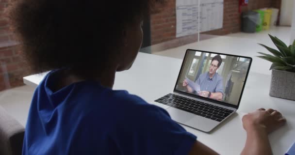 Visão Traseira Mulher Afro Americana Fazendo Uma Videochamada Laptop Com — Vídeo de Stock