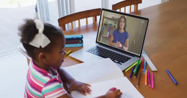 非洲裔美国女孩坐在办公桌前 使用有在线学校课程的笔记本电脑 在隔离检疫期间隔离在家 — 图库视频影像
