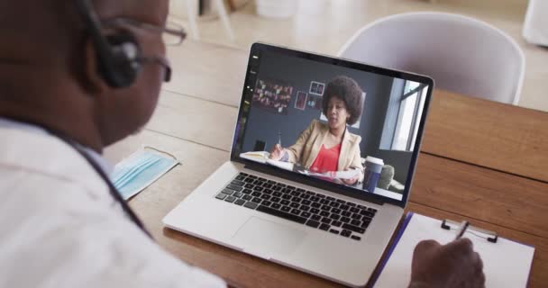 Der Afroamerikanische Geschäftsmann Sitzt Schreibtisch Und Telefoniert Laptop Mit Einer — Stockvideo