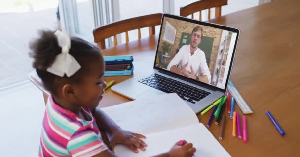 Chica Afroamericana Haciendo Tarea Mientras Que Tiene Una Videollamada Con — Vídeos de Stock