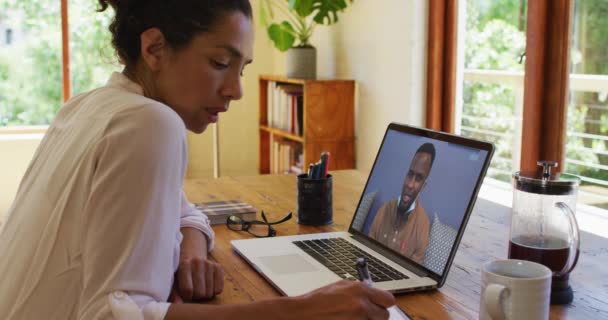 Gemengde Race Zakenvrouw Zitten Aan Het Bureau Met Behulp Van — Stockvideo