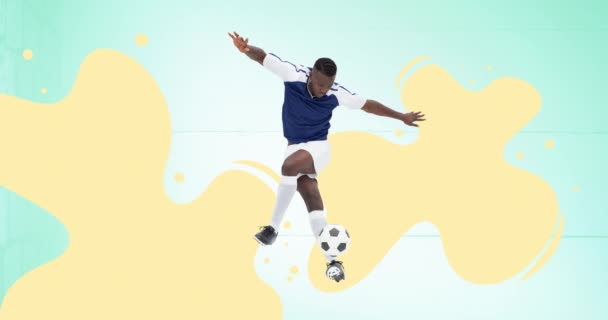 Κινούμενο Σχέδιο Ποδοσφαιριστή Μπάλα Πάνω Από Κίτρινες Splodges Πράσινο Φόντο — Αρχείο Βίντεο