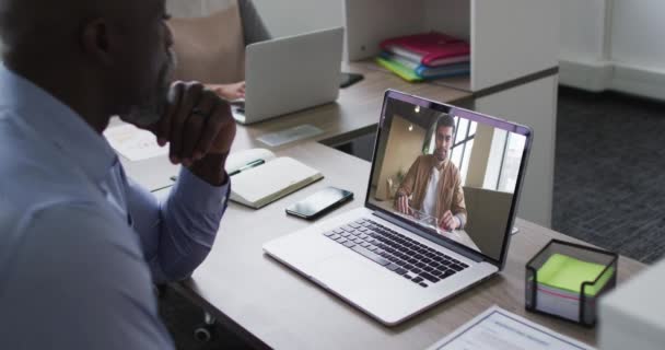 Homem Idoso Afro Americano Fazer Uma Videochamada Com Colega Portátil — Vídeo de Stock