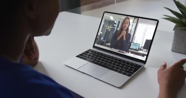 Midden Een Afro Amerikaanse Vrouw Die Een Videogesprek Heeft Laptop — Stockvideo