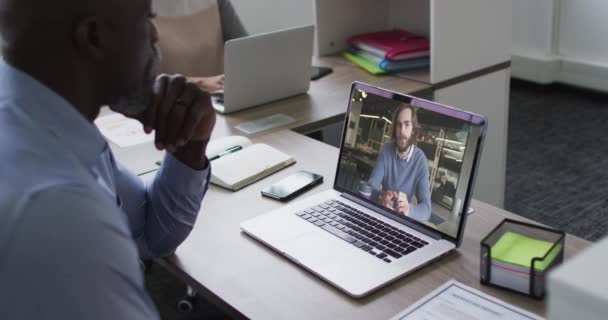 Hombre Mayor Afroamericano Que Tiene Una Videollamada Con Colega Varón — Vídeos de Stock