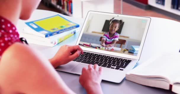 Maestra Caucásica Sentada Escritorio Usando Laptop Teniendo Lección Escuela Línea — Vídeos de Stock