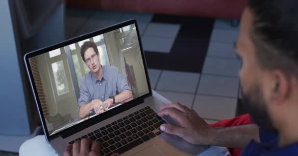 Közel Keleti Férfi Videóhívást Tart Férfi Kollégájával Laptopon Üzleti Szakmai — Stock videók