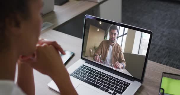 Partie Médiane Femme Afro Américaine Ayant Appel Vidéo Avec Collègue — Video