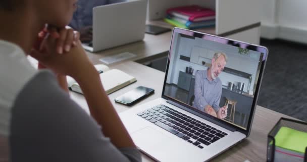 Afroamerikanische Geschäftsfrau Sitzt Schreibtisch Und Telefoniert Laptop Mit Einem Männlichen — Stockvideo