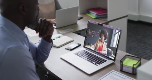 Hombre Negocios Afroamericano Sentado Escritorio Usando Portátil Que Tiene Videollamada — Vídeos de Stock