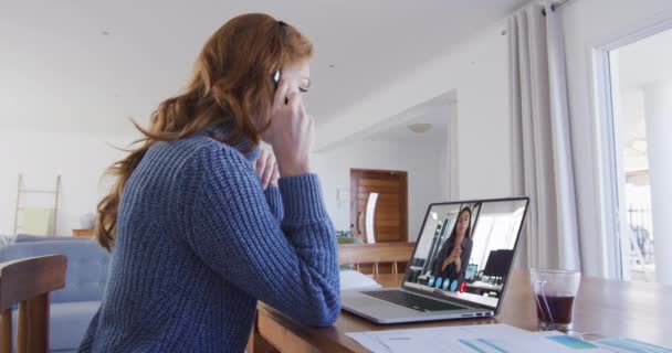 Pengusaha Wanita Kaukasia Duduk Meja Menggunakan Laptop Yang Memiliki Panggilan — Stok Video