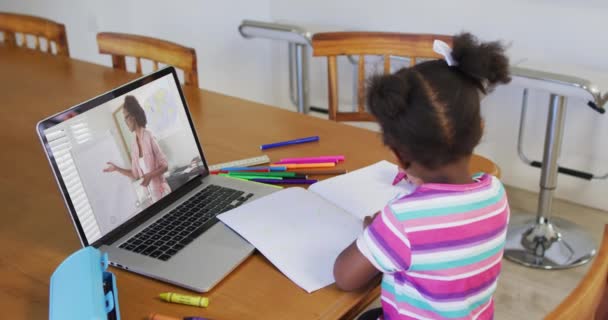 Africká Americká Dívka Dělá Domácí Úkoly Zatímco Videohovor Učitelkou Notebooku — Stock video
