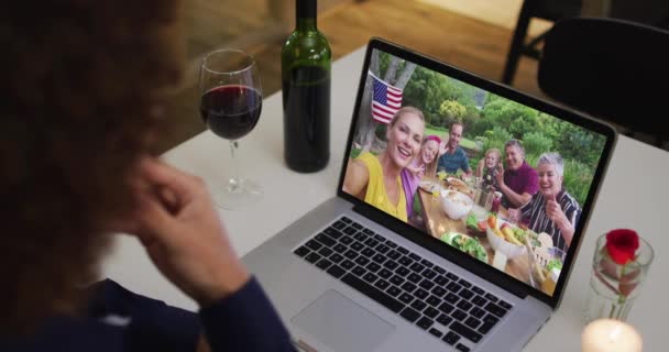 Midden Een Afro Amerikaanse Vrouw Die Wijn Drinkt Terwijl Thuis — Stockvideo