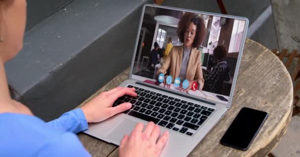 Połowa Białej Kobiety Rozmawia Przez Laptopa Koleżanką Pracy Koncepcja Biznesu — Wideo stockowe
