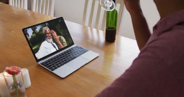 Μικτή Φυλή Άνθρωπος Κάθεται Στο Τραπέζι Χρησιμοποιώντας Φορητό Υπολογιστή Κάνει — Αρχείο Βίντεο