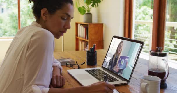 Mieszana Bizneswoman Rasy Siedzi Przy Biurku Pomocą Laptopa Mając Rozmowę — Wideo stockowe