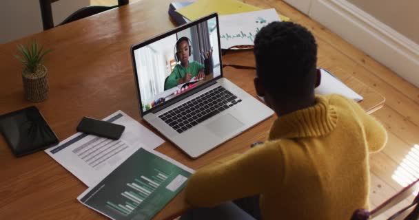 Afričanky Americká Učitelka Sedí Stolem Pomocí Notebooku Line Školní Lekce — Stock video