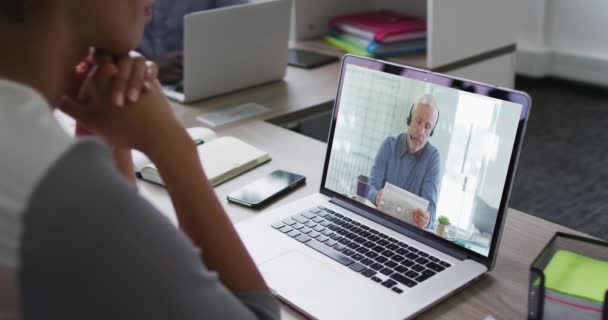 Środkowa Część Afrykańskiej Amerykanki Rozmowę Wideo Laptopie Kolegą Biura Biznes — Wideo stockowe