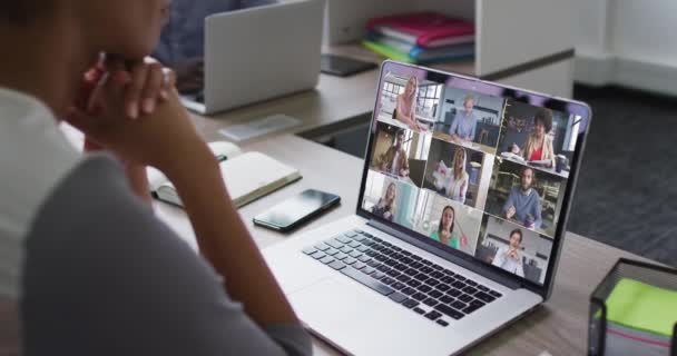 Sección Media Mujer Afroamericana Que Tiene Una Videoconferencia Computadora Portátil — Vídeos de Stock