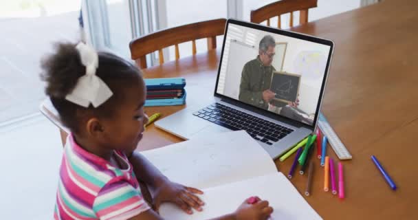 Ragazza Afroamericana Che Compiti Mentre Videochiamata Con Insegnante Sesso Maschile — Video Stock