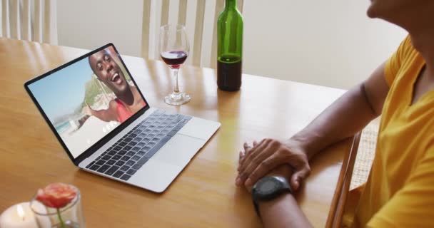 Смешанный Расист Сидит Столом Используя Ноутбук Делая Видеозвонок Другом Мужчиной — стоковое видео