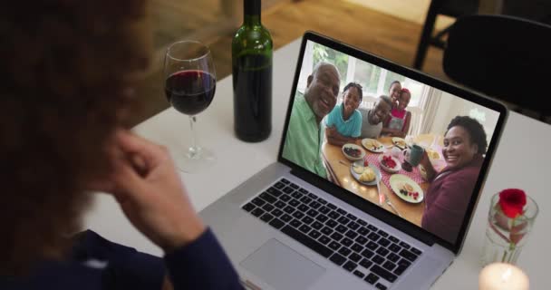 Střední Část Afroameričanky Pije Víno Zatímco Doma Videohovor Notebooku Vzdálená — Stock video