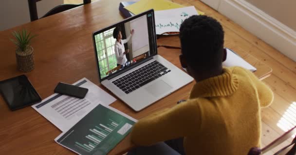 Afro Amerikaanse Vrouw Heeft Een Videogesprek Met Vrouwelijke Collega Laptop — Stockvideo
