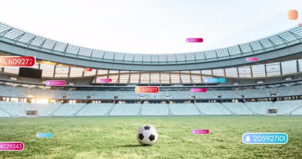 Futbol Sahasındaki Pankartlarda Sosyal Medya Simgelerinin Canlandırılması Küresel Çevrimiçi Iletişim — Stok video