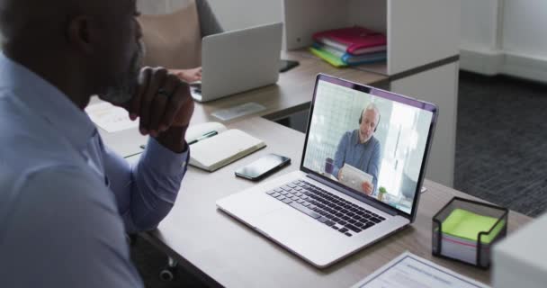 Hombre Mayor Afroamericano Que Tiene Una Videollamada Con Colega Varón — Vídeos de Stock