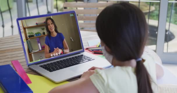 Achteraanzicht Van Een Meisje Met Een Gezichtsmasker Met Een Videogesprek — Stockvideo