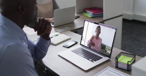 Hombre Mayor Afroamericano Que Tiene Una Videollamada Con Colega Varón — Vídeos de Stock