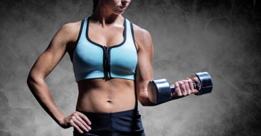 Halterleri kaldıran güçlü beyaz kadının orta bölümünün bileşimi. spor, fitness ve aktif yaşam tarzı konsepti dijital olarak oluşturulmuş görüntü.