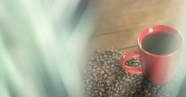 Kahveli kırmızı kahve fincanının bileşimi ahşap yüzeyde fotokopi alanı ile. içki ve kafein konsepti dijital olarak oluşturulmuş görüntü.