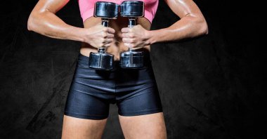 Halterleri kaldıran güçlü beyaz kadının orta bölümünün bileşimi. spor, fitness ve aktif yaşam tarzı konsepti dijital olarak oluşturulmuş görüntü.