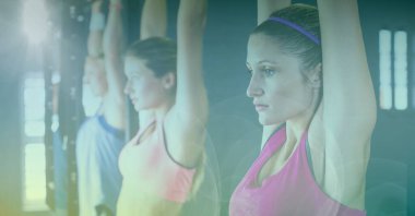 Bardan sarkan güçlü kadınlar jimnastik yaparken mavi renkli arka planda oluyorlar. Sağlıklı yaşam tarzı, refah ve zindelik kavramı dijital olarak oluşturulmuş imaj.