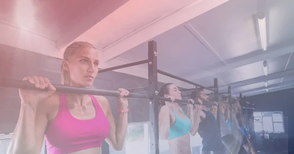 Güçlü Kadınlar Jimnastik Salonunda Pembe Renkli Arka Planla Bar Egzersizine — Stok fotoğraf